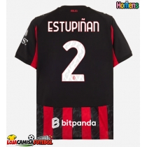 Camisa de Futebol AC Milan Pervis Estupinan #2 Equipamento Principal 2025-26 Manga Curta